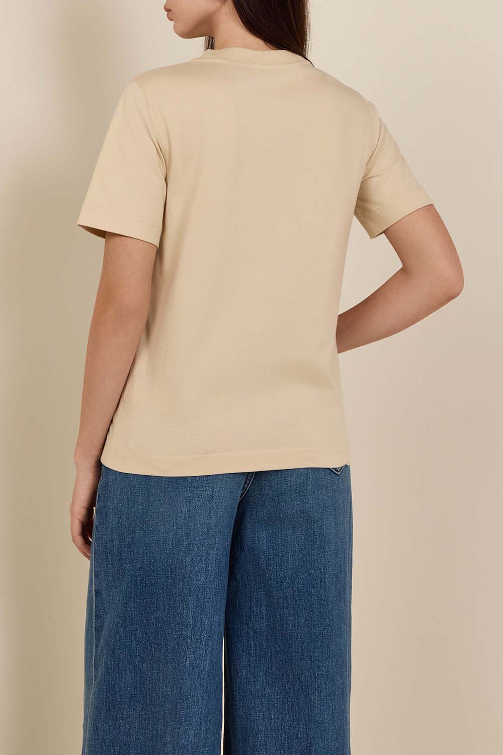 תמונת דוגמן אחורית של חולצת טי