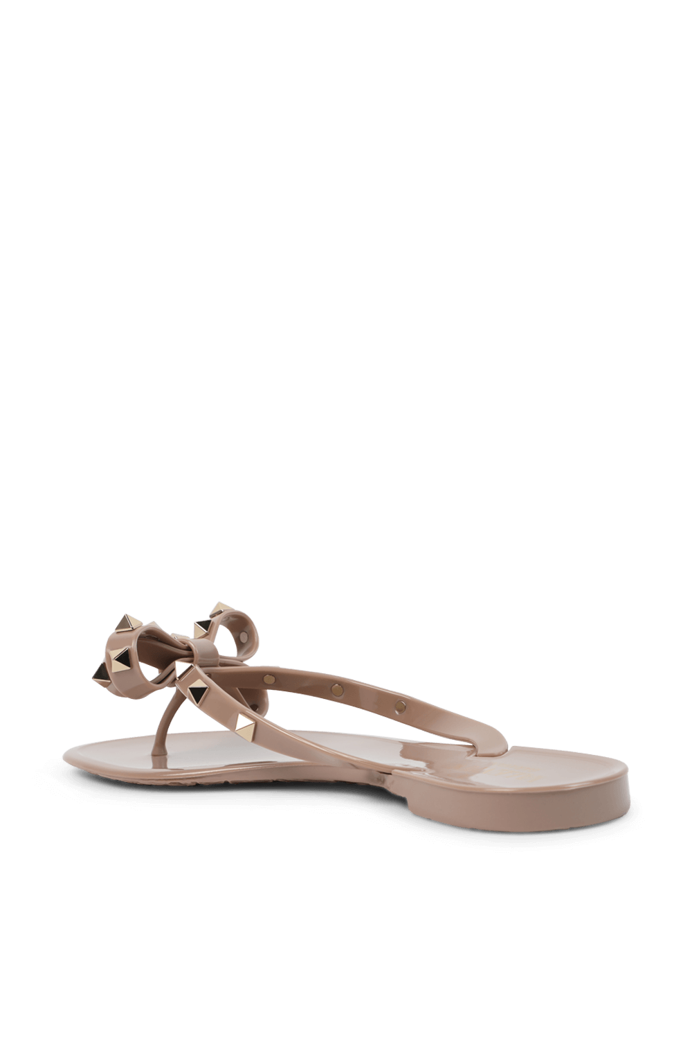 תמונה אחורית של כפכפי גומי עם ניטים