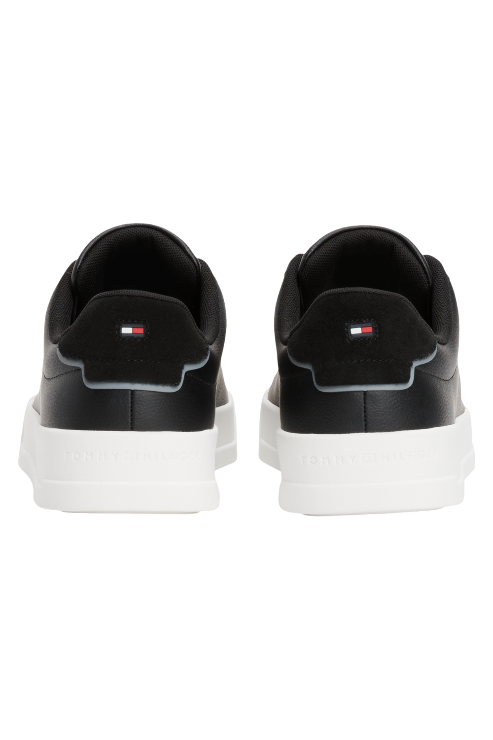 תמונת תקריב של נעלי סניקרס עור