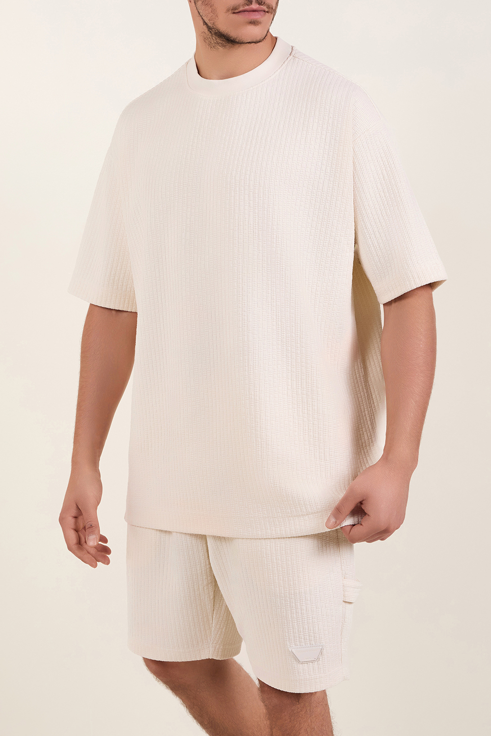 תמונת דוגמן קידמית של סט מכנסיים קצרים וחולצת טי