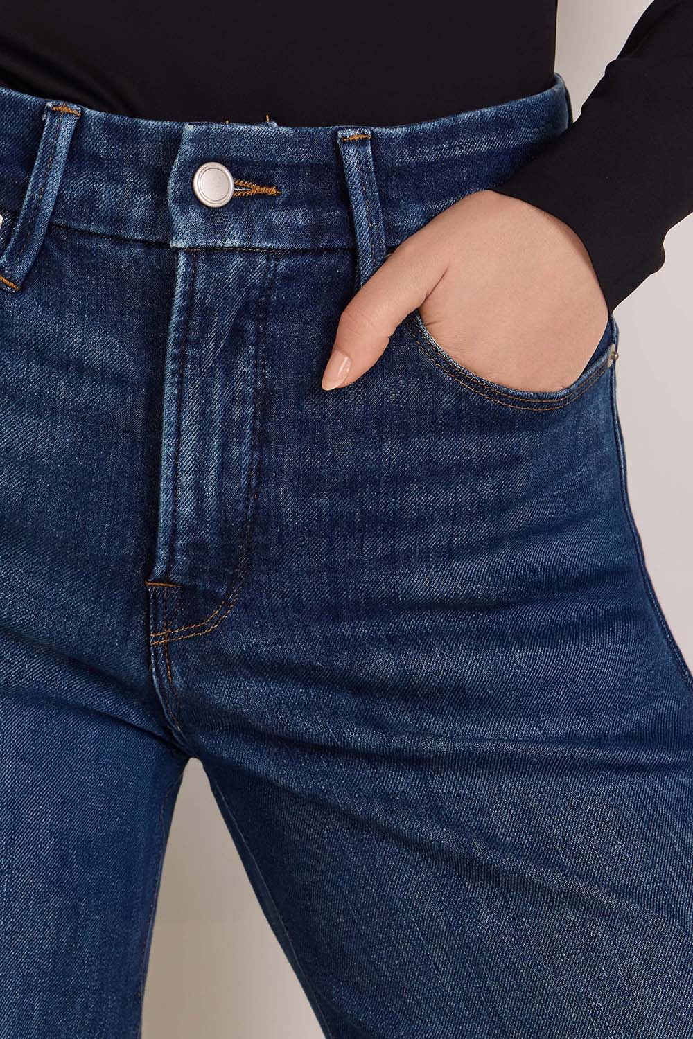 תמונת תקריב דוגמן של מכנסי ג'ינס בגזרה רחבה