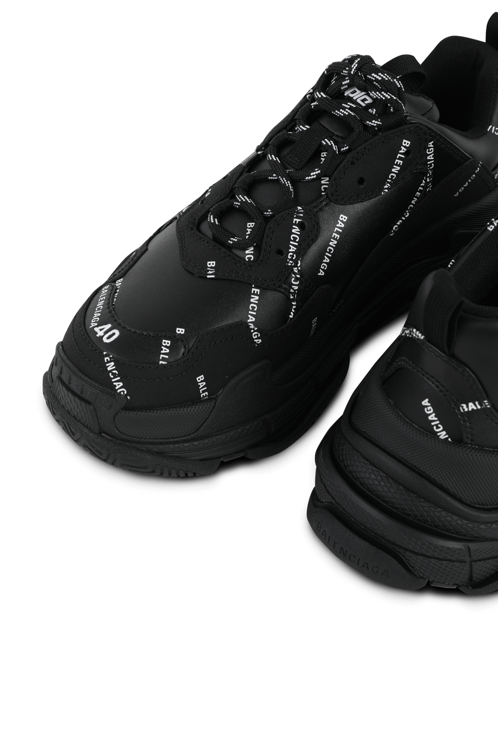 תמונת תקריב של Allover Logo Sneakers Triple in Black