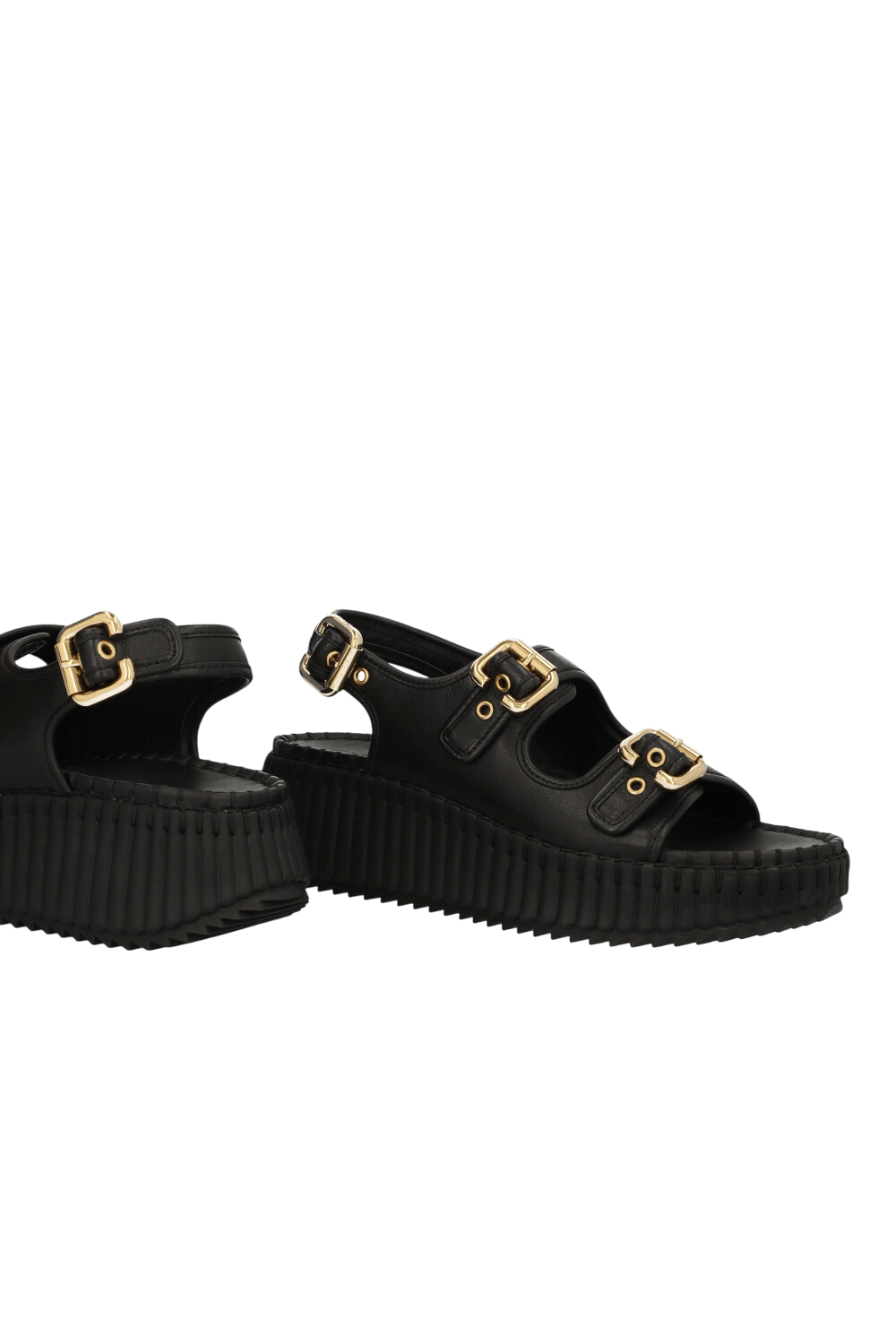 תמונת תקריב של סנדלי פלטפורמה