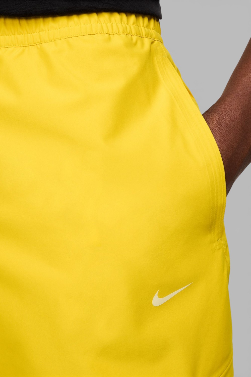 תמונת תקריב דוגמן של מכנסיים ארוכים נייקי X נוקטה