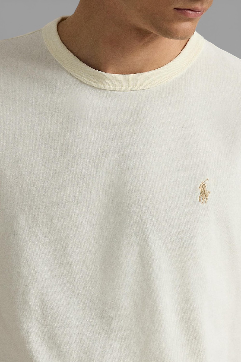 תמונת תקריב דוגמן של חולצת טי מכותנה