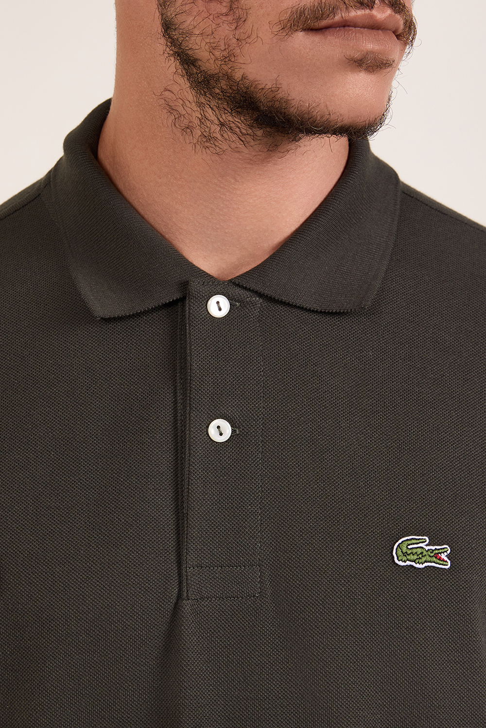 תמונת תקריב דוגמן של חולצת פולו 12.12.L