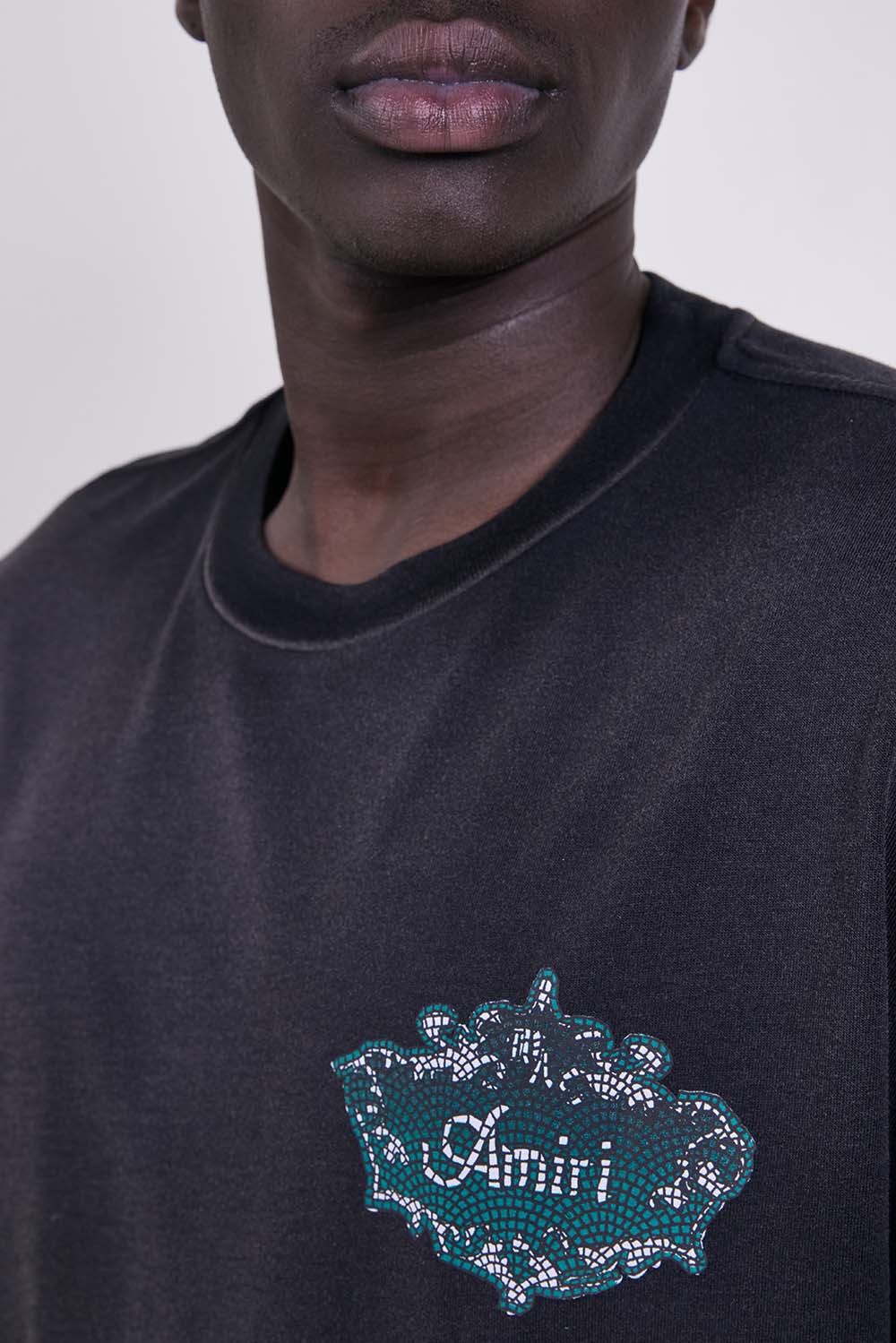 תמונת תקריב דוגמן של חולצת טי בגזרה משוחררת