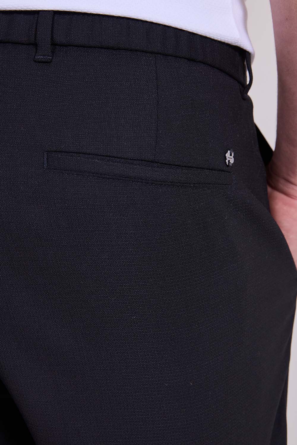 תמונת תקריב דוגמן של מכנסי צ'ינו