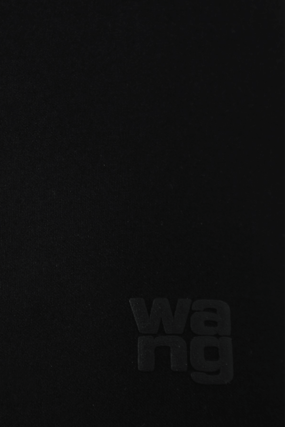 תמונה אחורית של חולצת סטרפלס שחורה