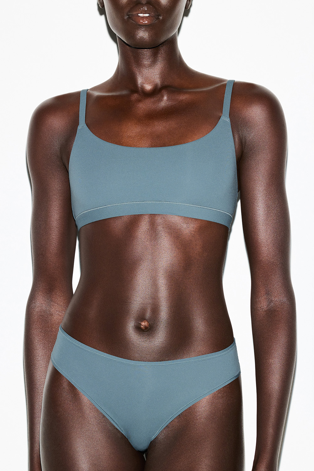 תמונת תקריב דוגמן של SCOOP BRALETTE