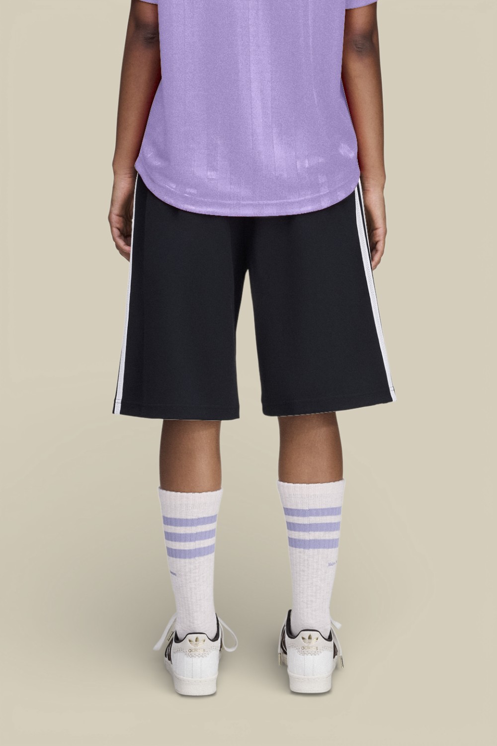 תמונת דוגמן אחורית של מכנסיים קצרים