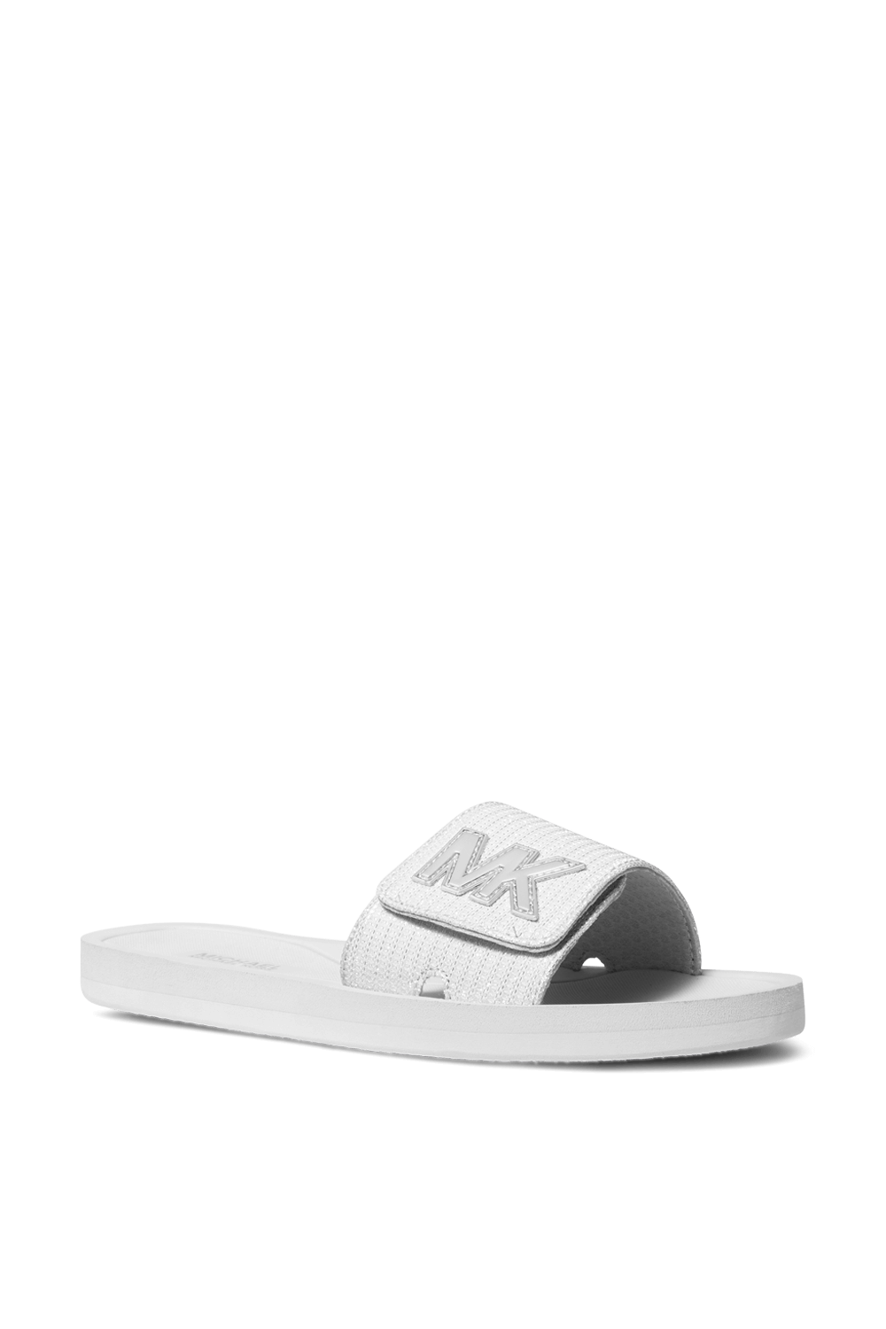 תמונת תקריב של כפכפי סליידס לבנים