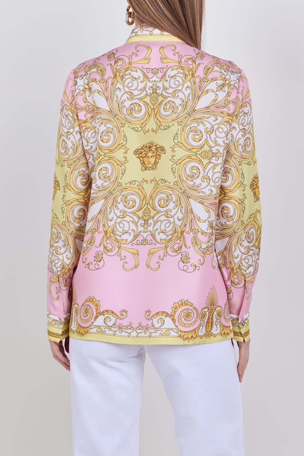 תמונת דוגמן אחורית של חולצה מכופתרת