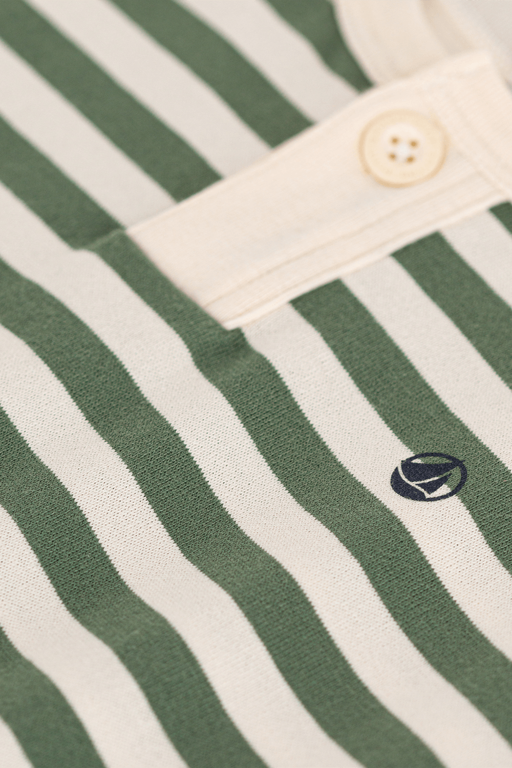 תמונת תקריב של חולצת טי - מידות 6-12 חודשים