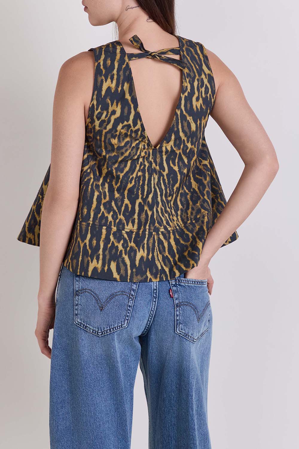 תמונת דוגמן אחורית של טופ מנומר