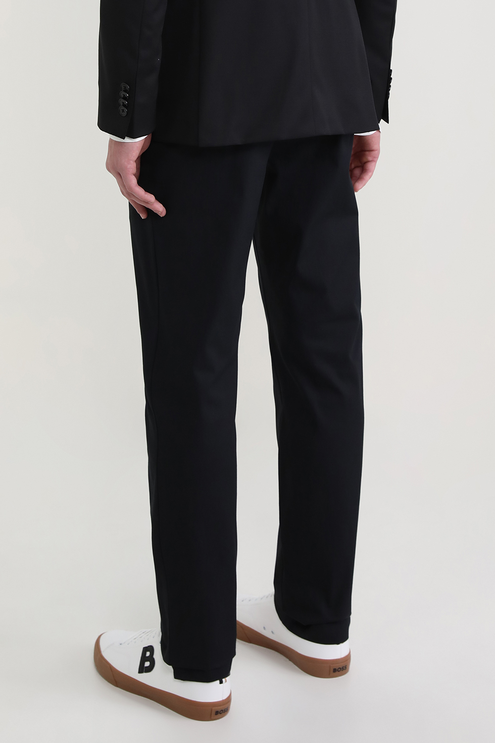 תמונת דוגמן אחורית של מכנסיים מחויטים עם כיסים