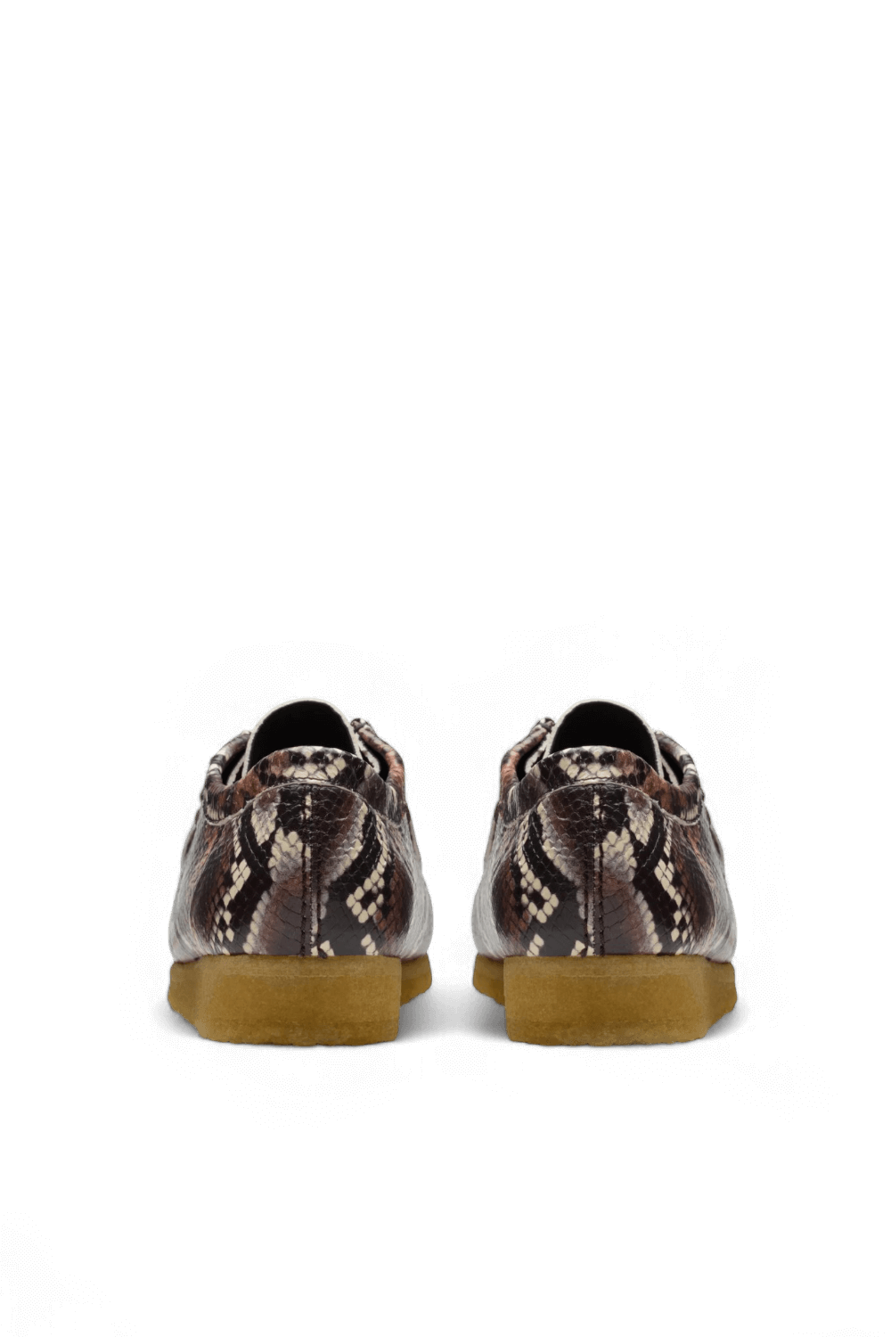 תמונת תקריב של נעלי מוקסינים וולבי נחש