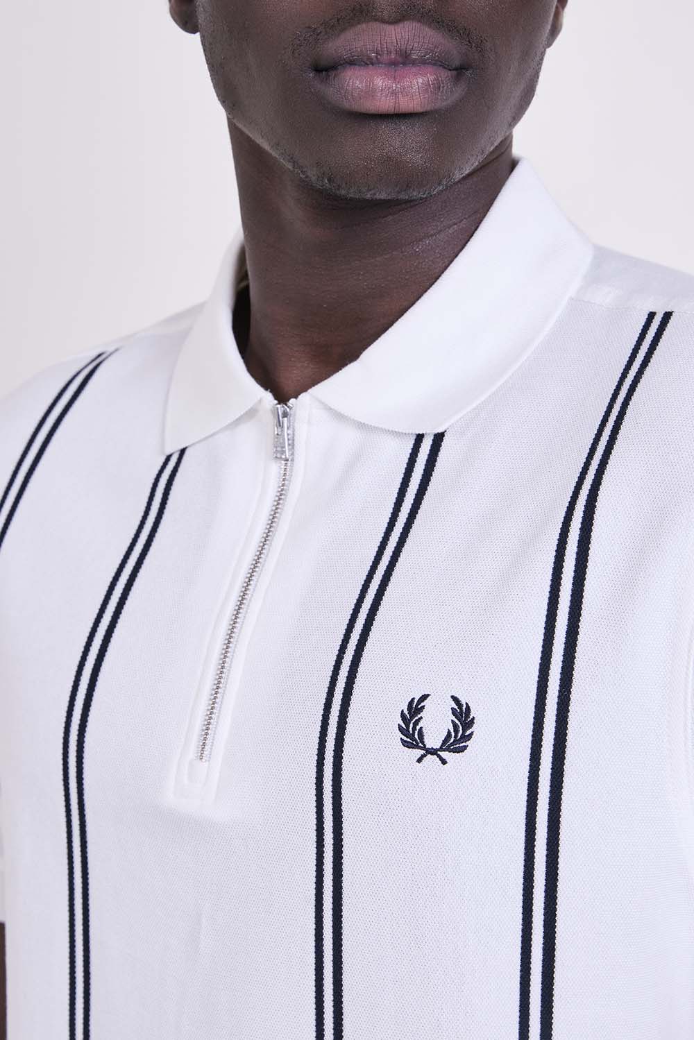 תמונת תקריב דוגמן של חולצת טי בגזרה ישרה