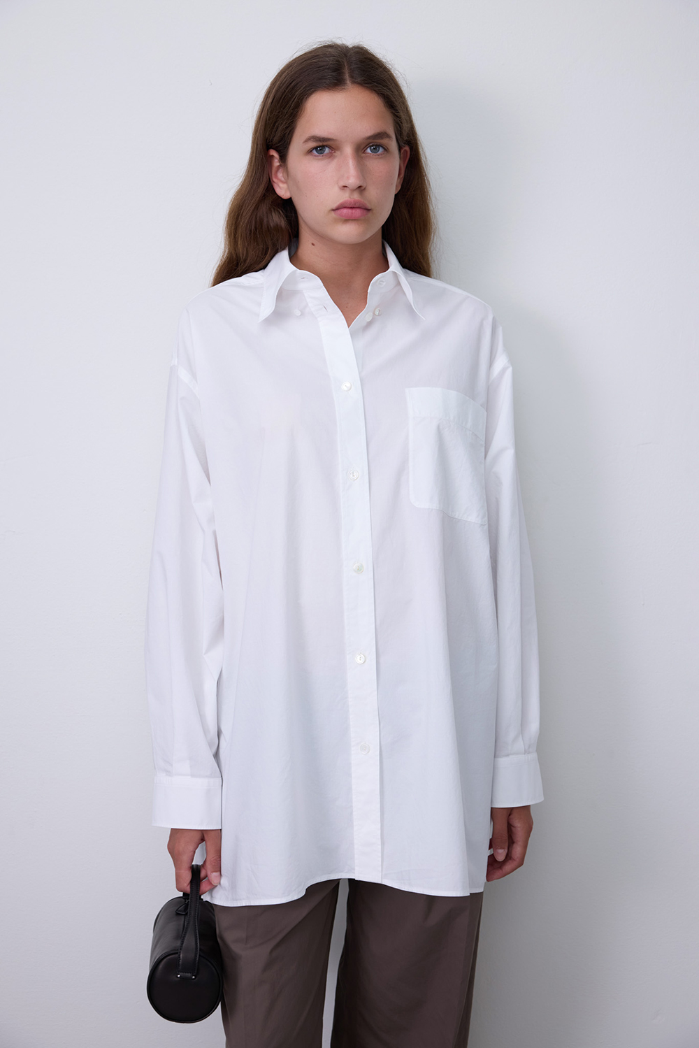 תמונת דוגמן קידמית של חולצת כפתורים אוברסייז ויקטוריה