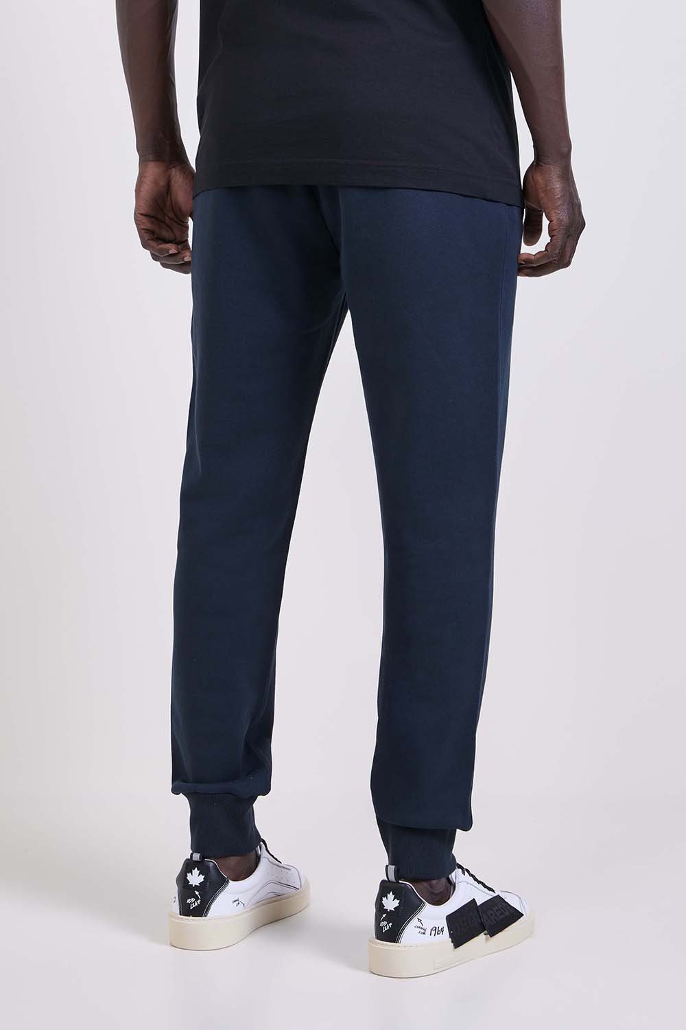 תמונת דוגמן אחורית של מכנסי ג'וג ארוכים