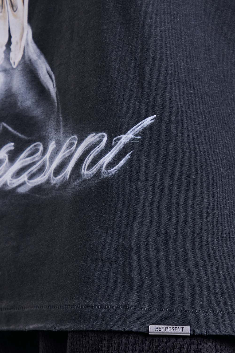 תמונת תקריב דוגמן של חולצת טי בגזרה משוחררת