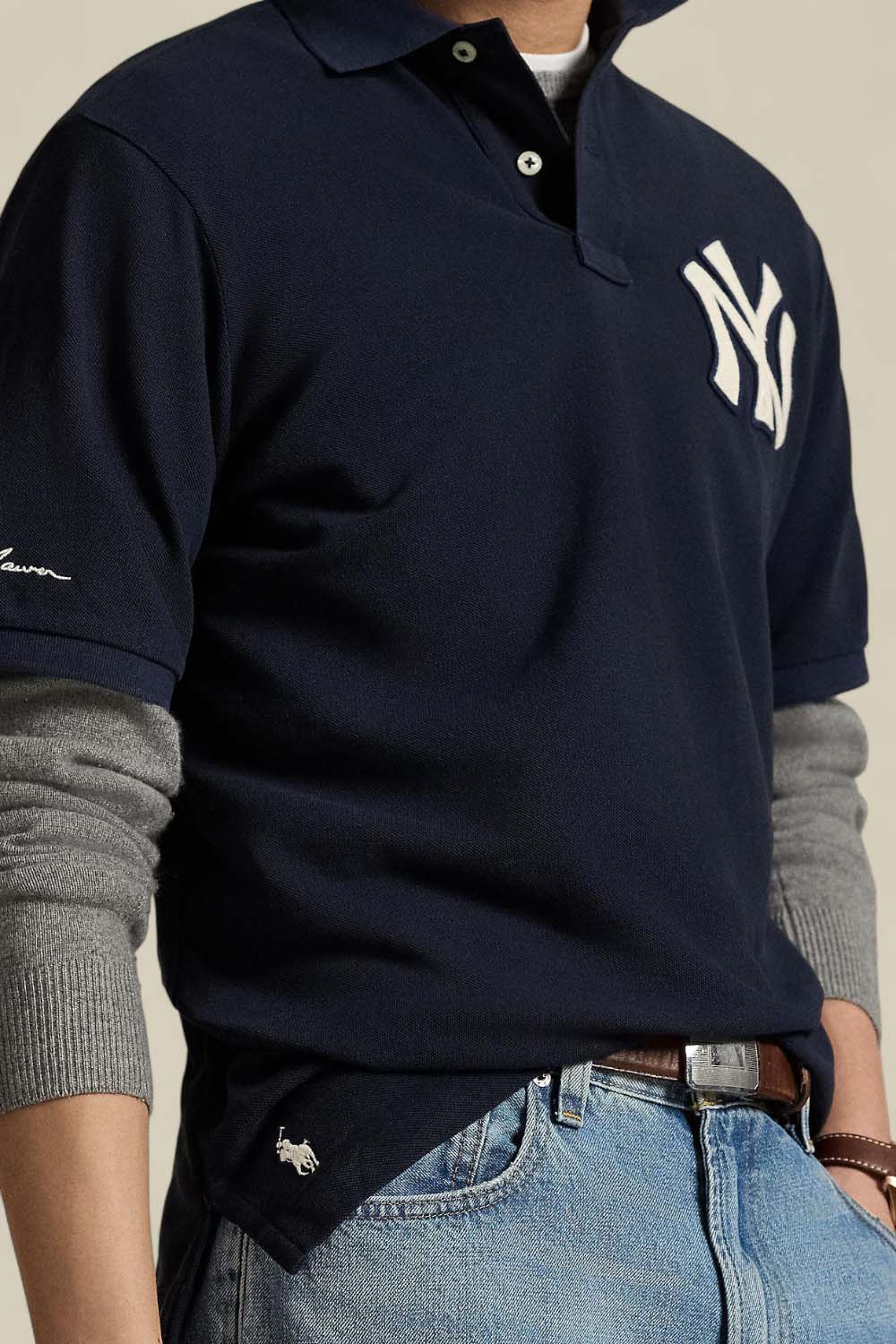 תמונת תקריב דוגמן של פולו ראלף לורן X MLB חולצת פולו