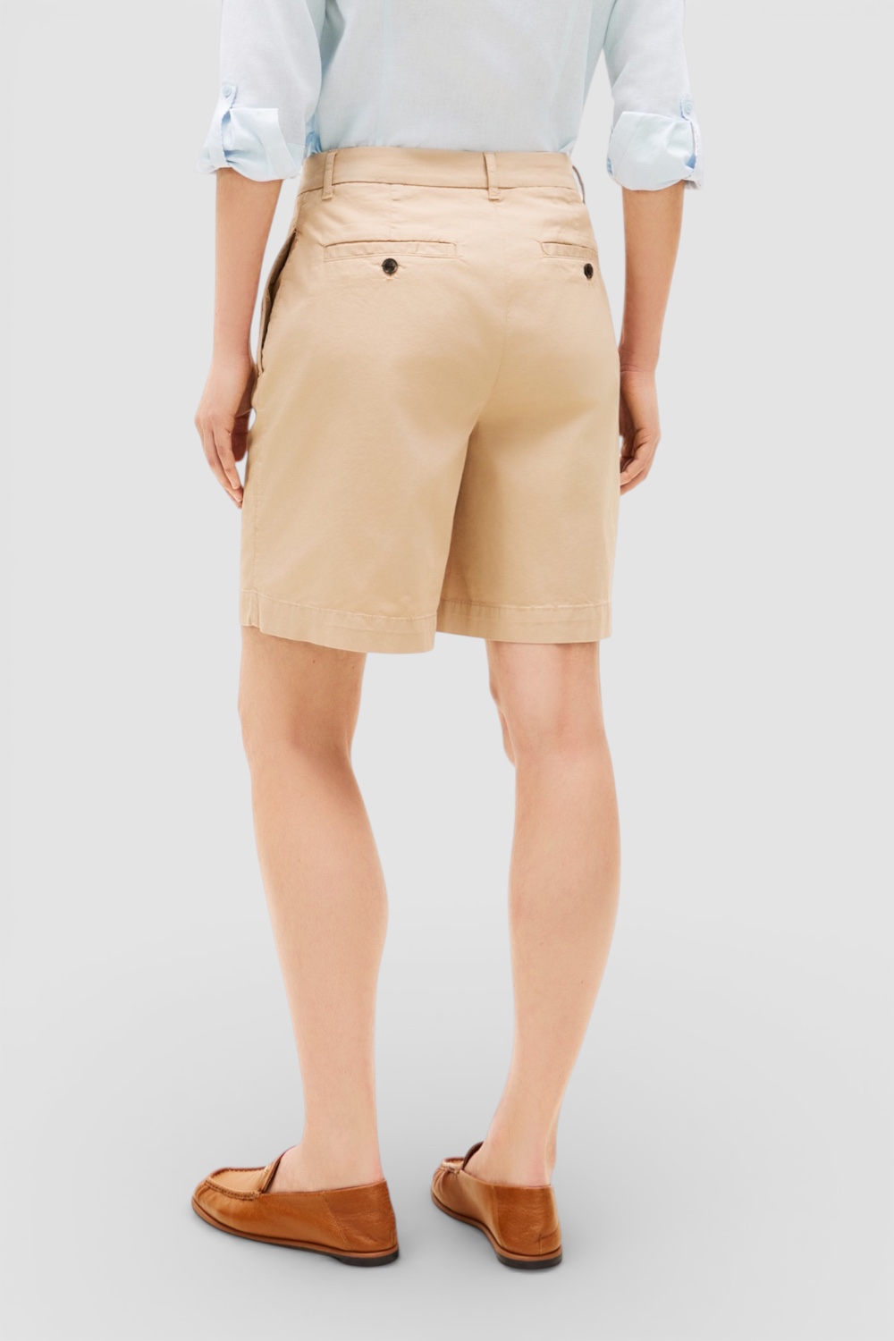 תמונת דוגמן אחורית של מכנסי צ'ינו קצרים