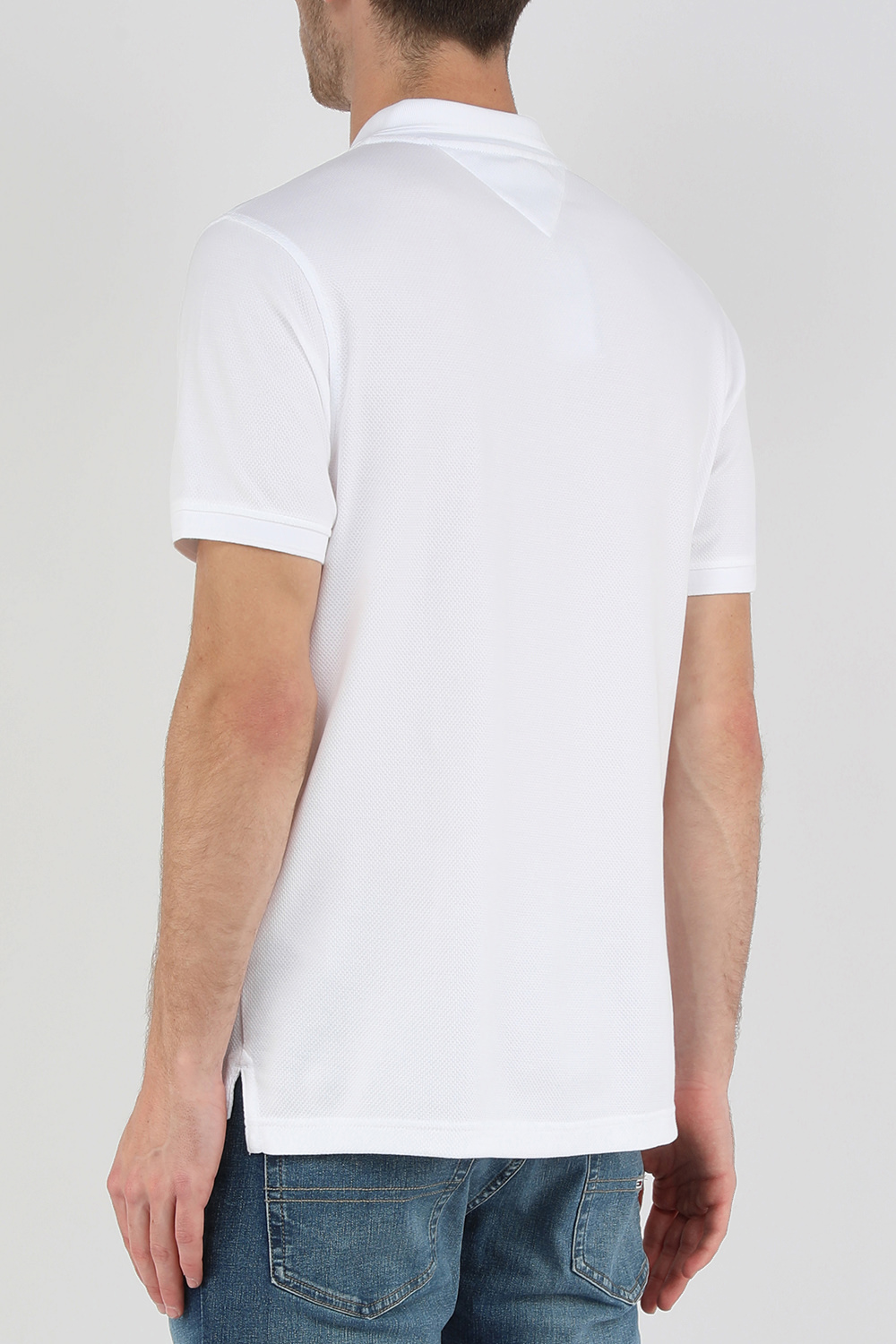 תמונת דוגמן אחורית של חולצת פולו לבנה עם דגל רקום