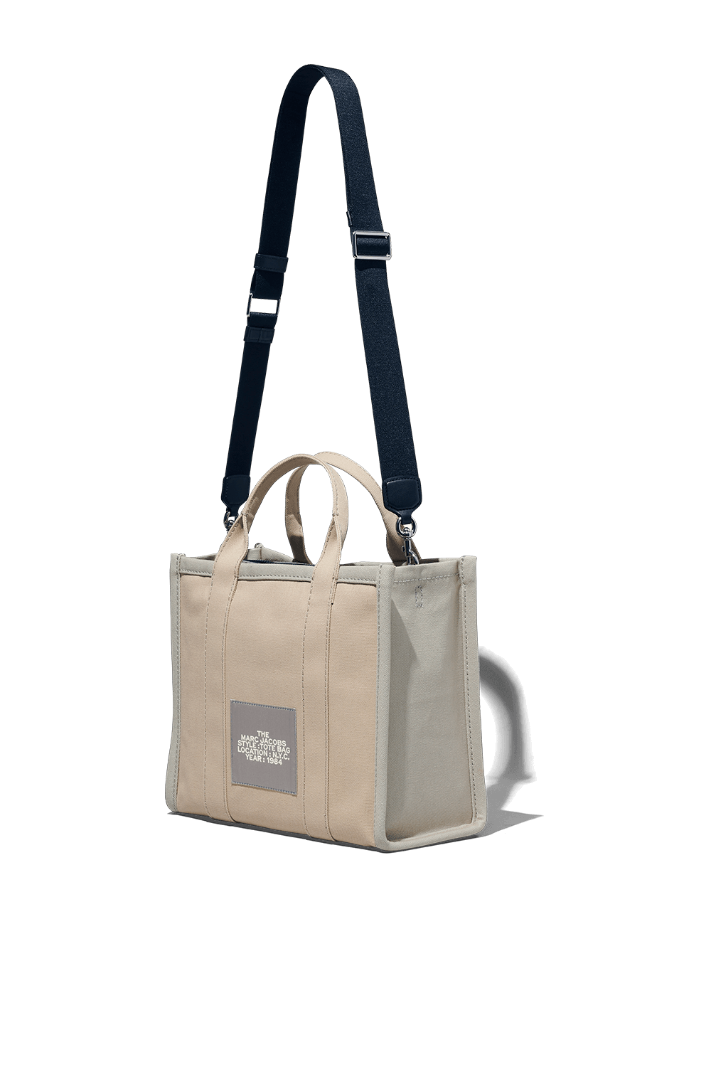 תמונת תקריב של תיק נשיאה בגוון בז' עם לוגו בגודל לארג'