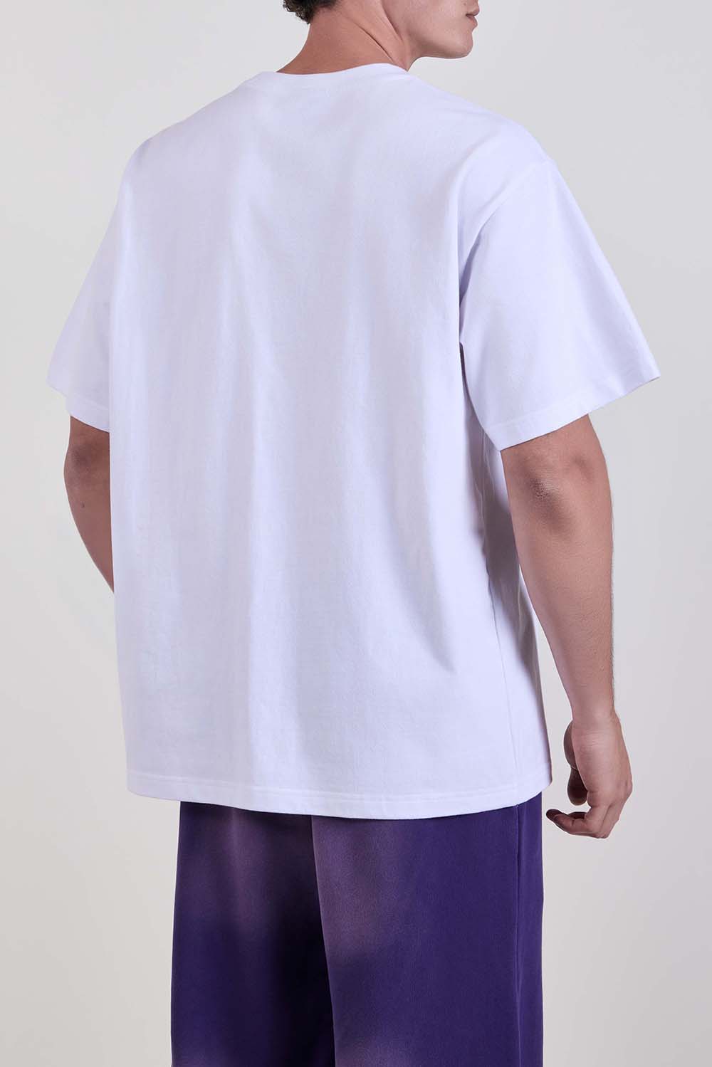 תמונת דוגמן אחורית של חולצת טי בגזרה ישרה