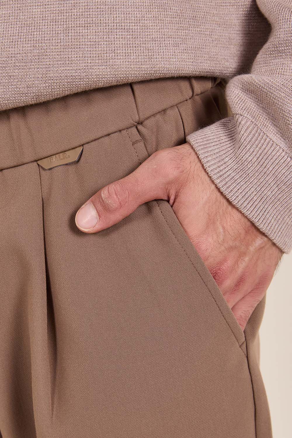 תמונת תקריב דוגמן של מכנסיים ארוכים