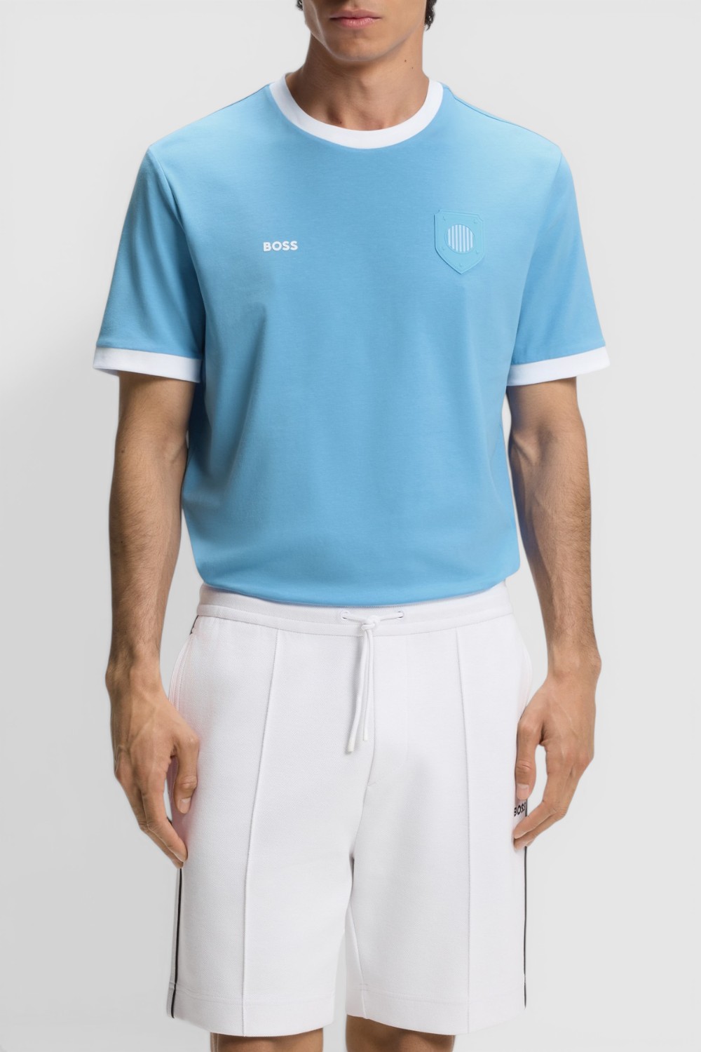 תמונת דוגמן קידמית של חולצת טי בגזרה ישרה