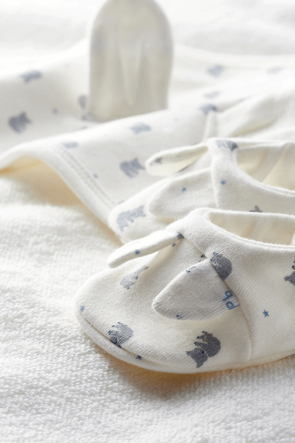 NB-12 חודשים מארז שמיכה ונעלי בית בדפוס דובונים PETIT BATEAU