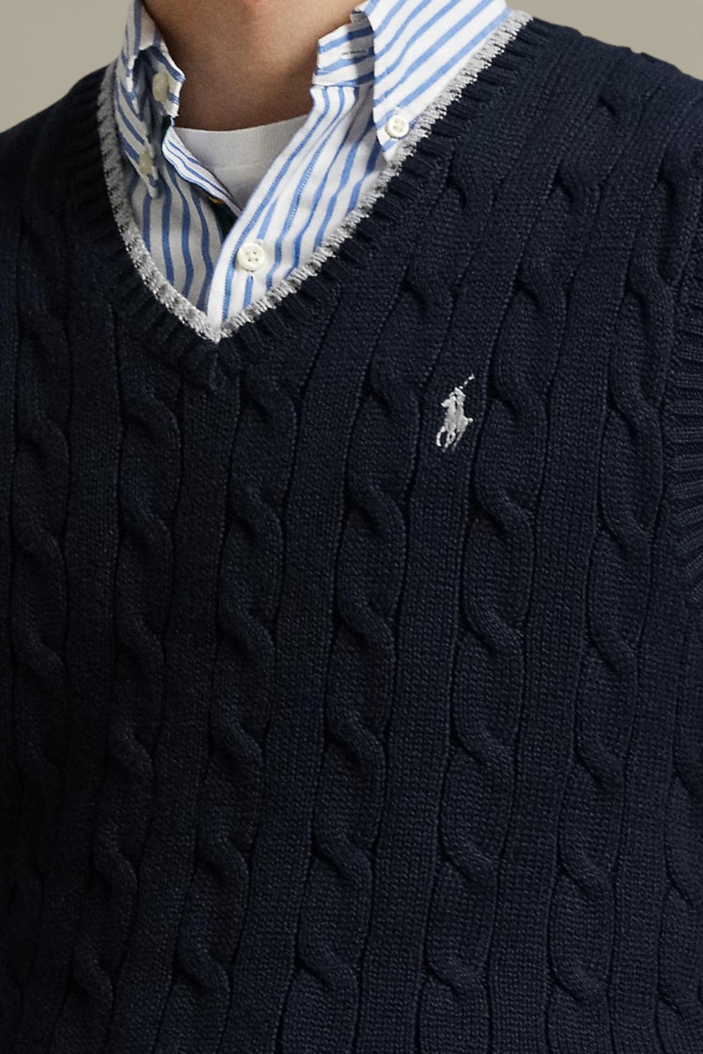 תמונת תקריב דוגמן של וסט צמות