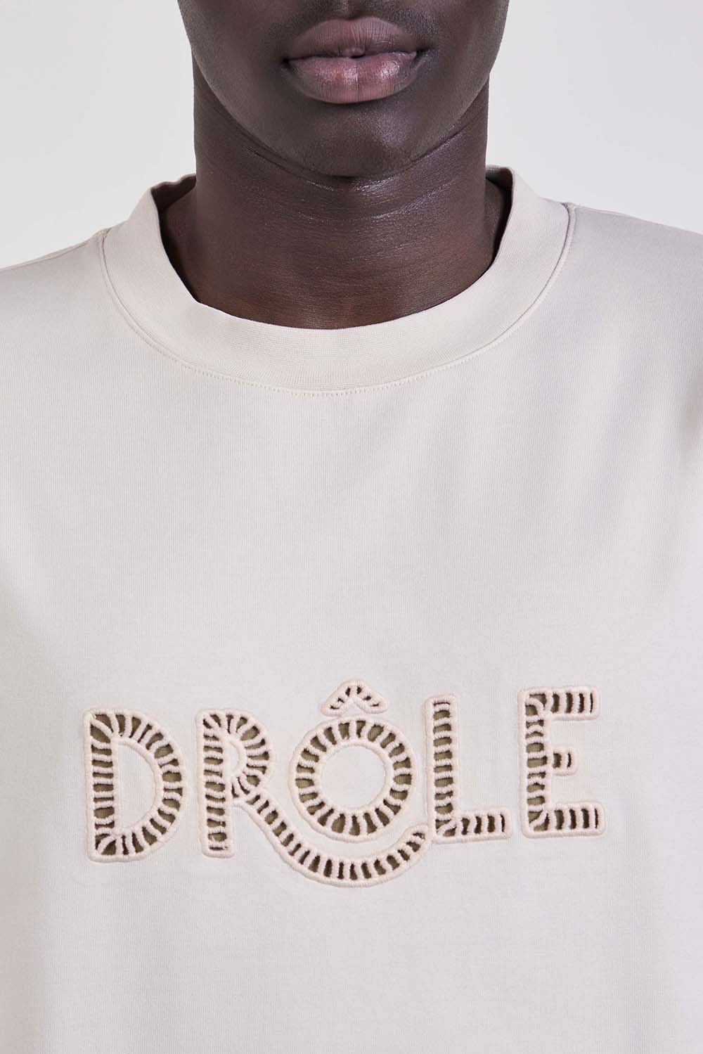 תמונת תקריב דוגמן של חולצת טי בגזרה משוחררת