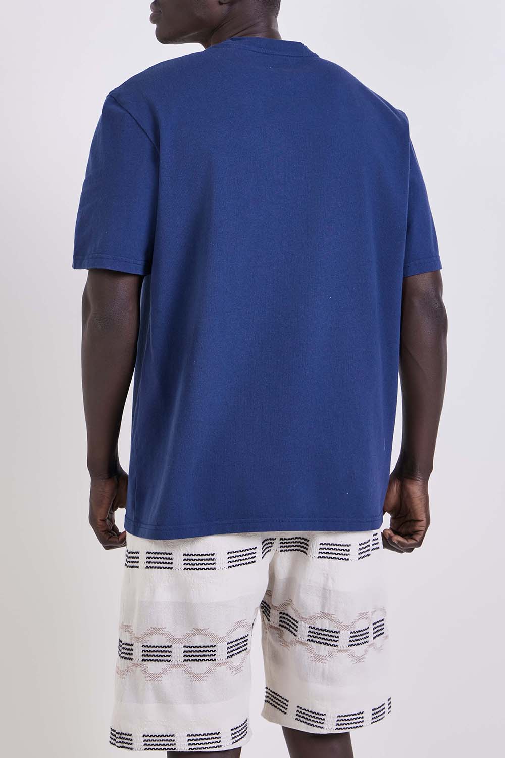 תמונת דוגמן אחורית של חולצת טי