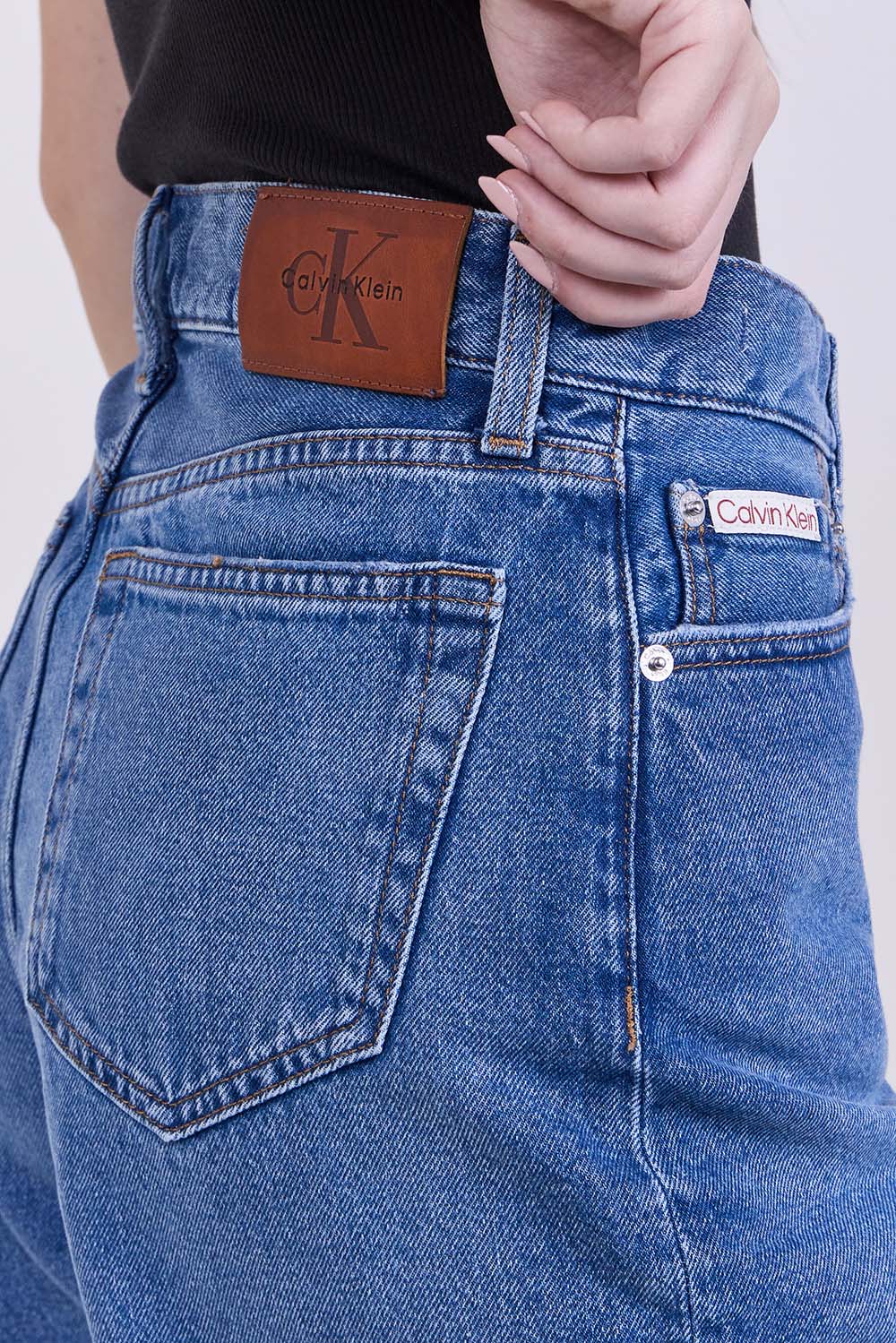 תמונת תקריב דוגמן של מכנסי ג'ינס קצרים