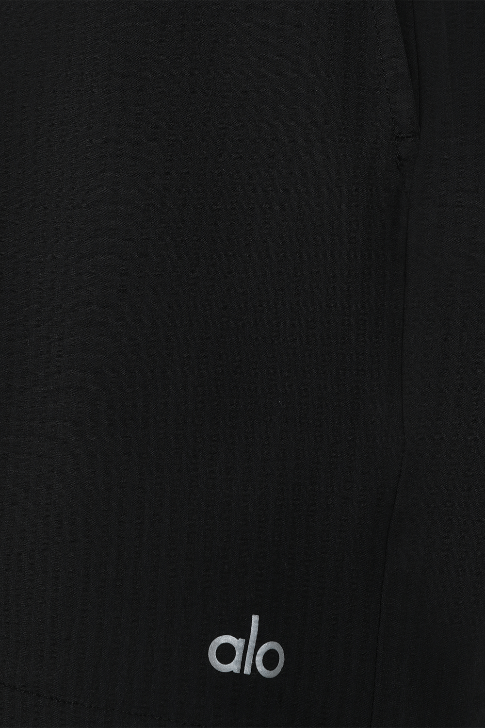 תמונה אחורית של מכנסיים קצרים עם לוגו