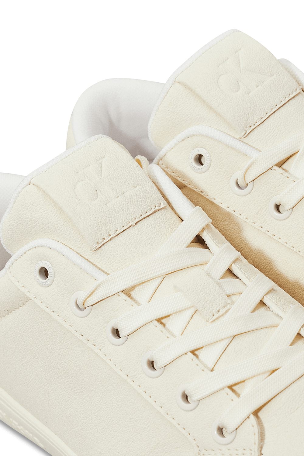 תמונת פנים של נעלי סניקרס