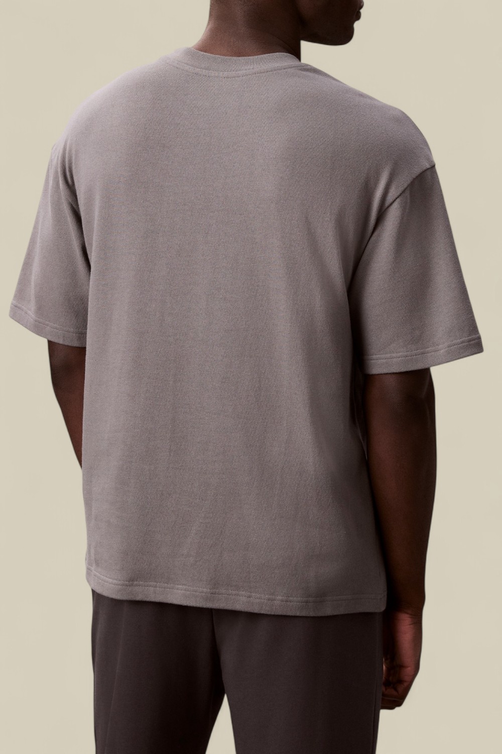 תמונת דוגמן אחורית של חולצת טי