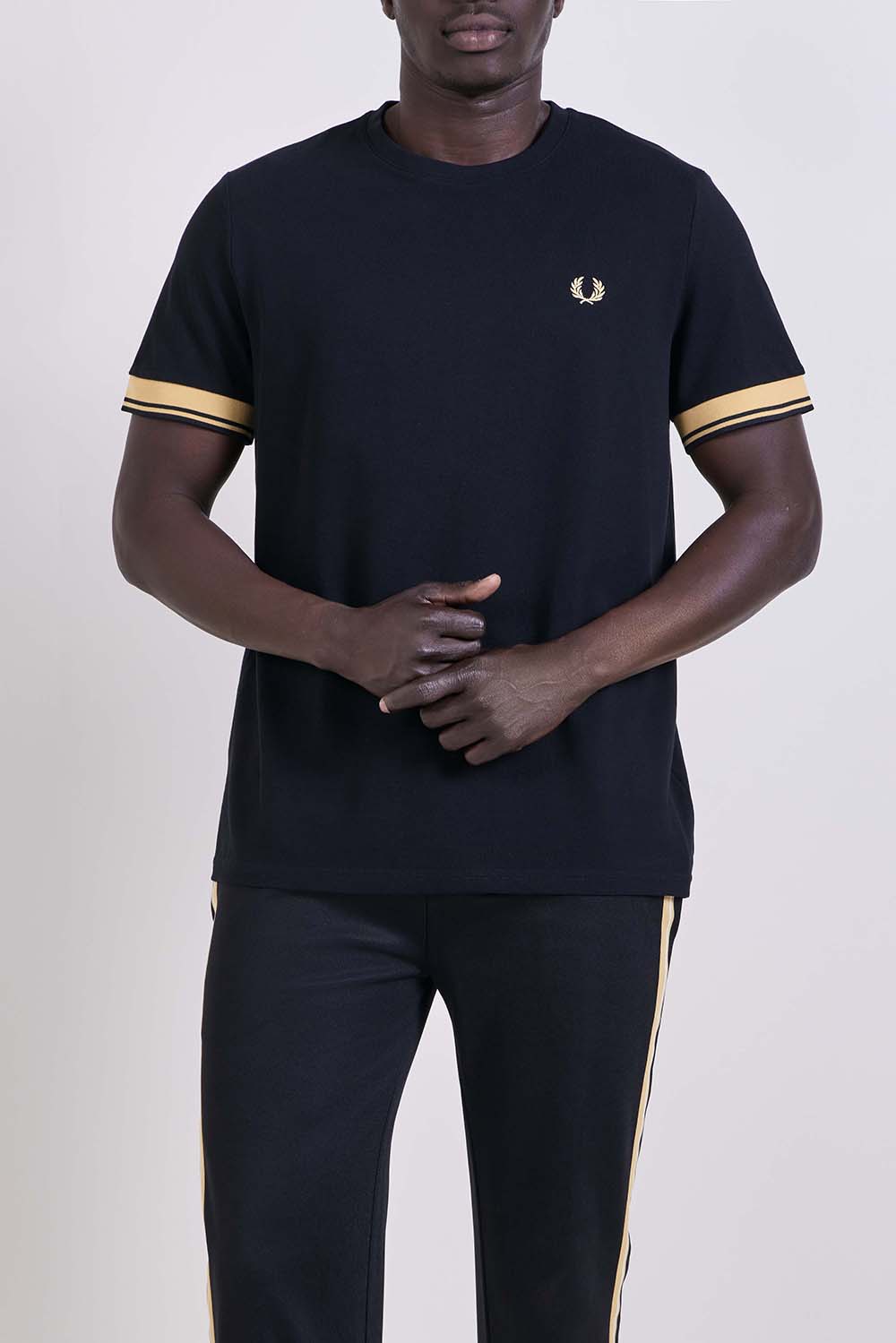 תמונת דוגמן קידמית של חולצת טי בגזרה ישרה