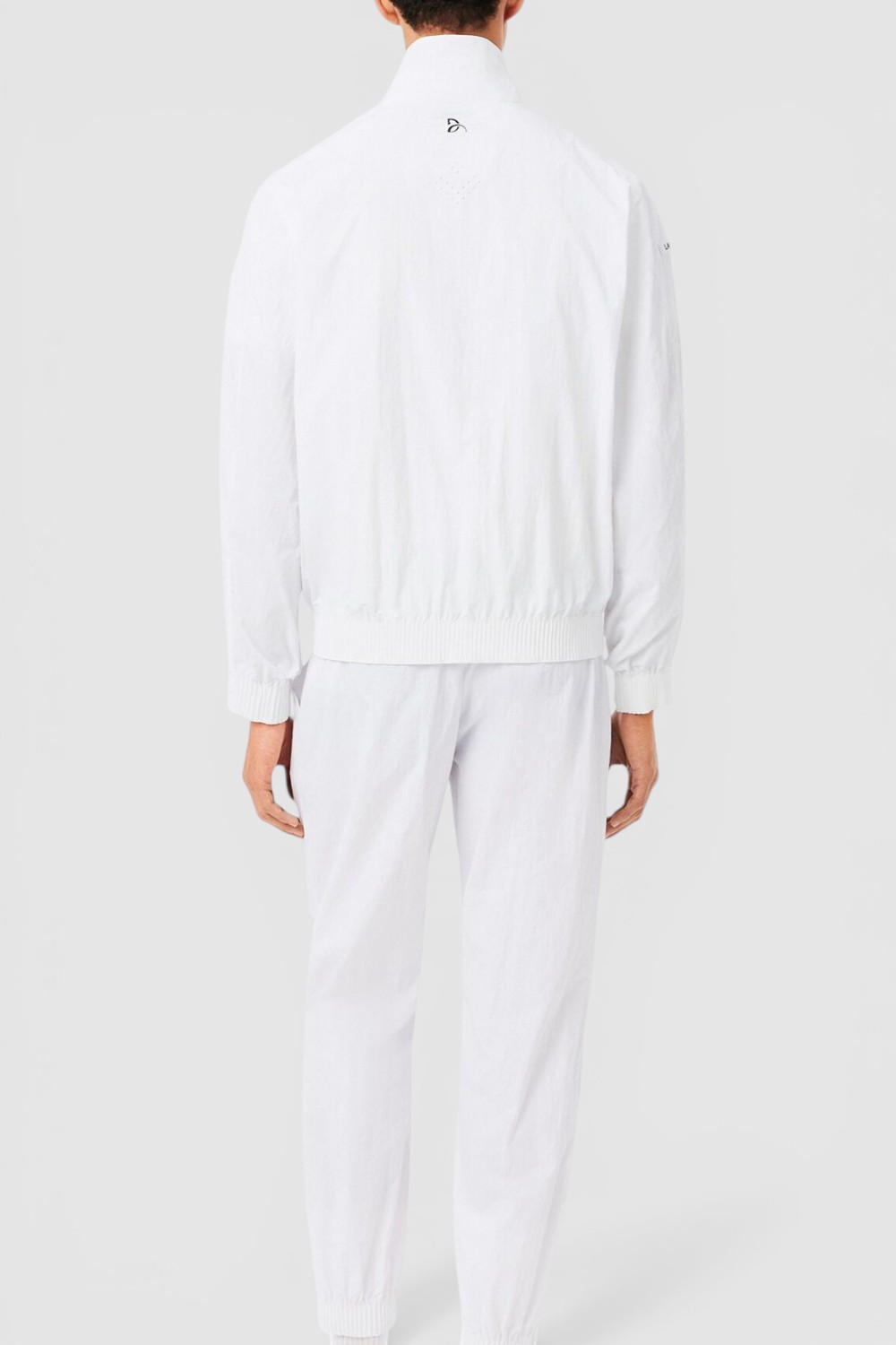 תמונת דוגמן אחורית של חליפת טרנינג