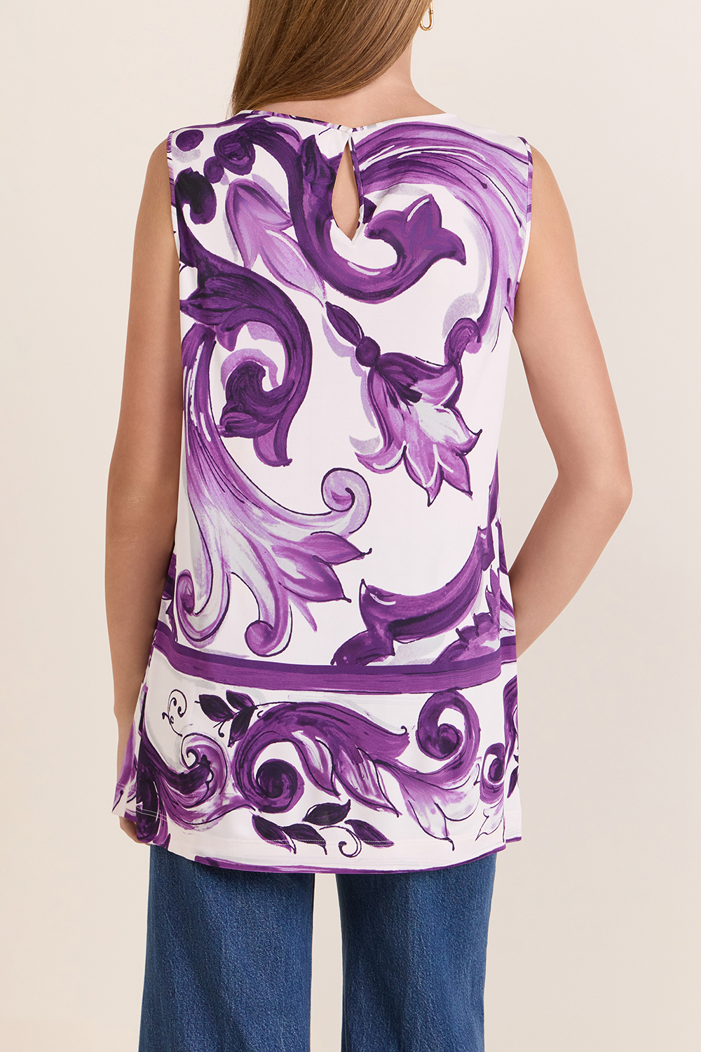 תמונת דוגמן אחורית של גופייה פרחונית