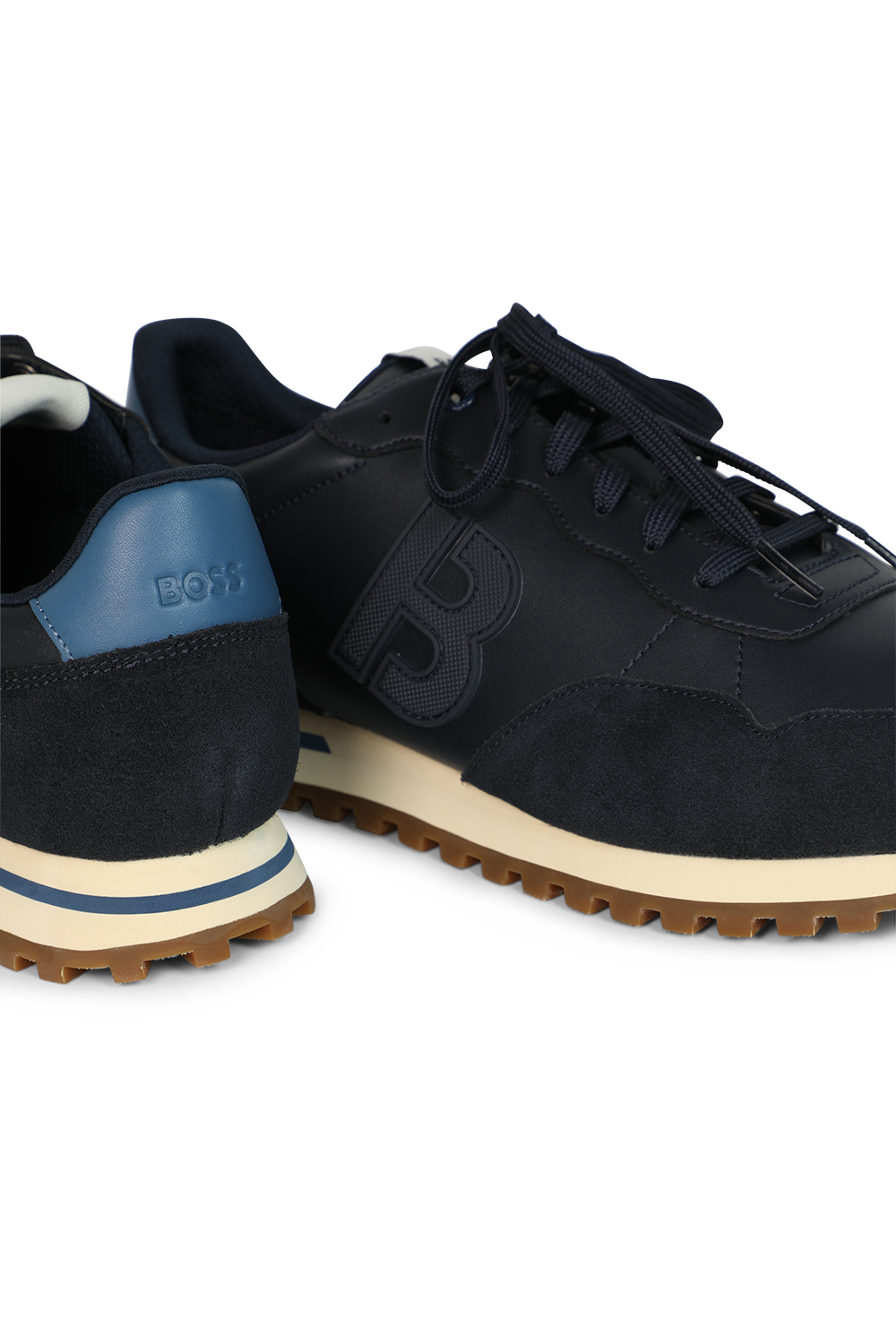 תמונת תקריב של נעלי סניקרס פארקור