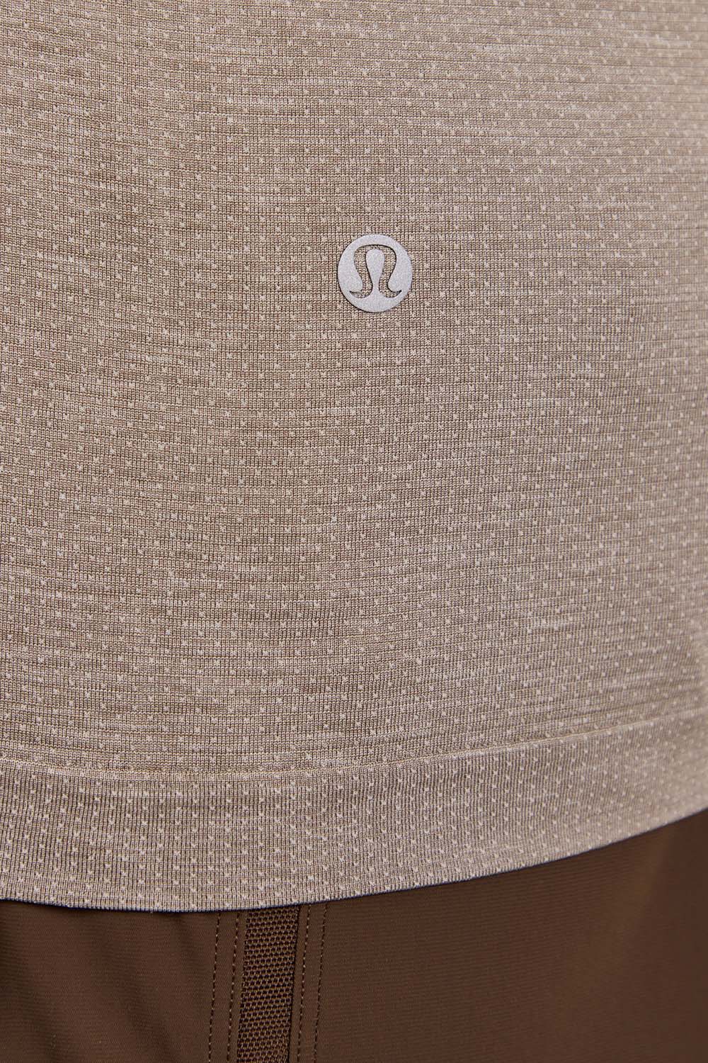 תמונת תקריב דוגמן של Metal Vent Tech Short-Sleeve Shirt