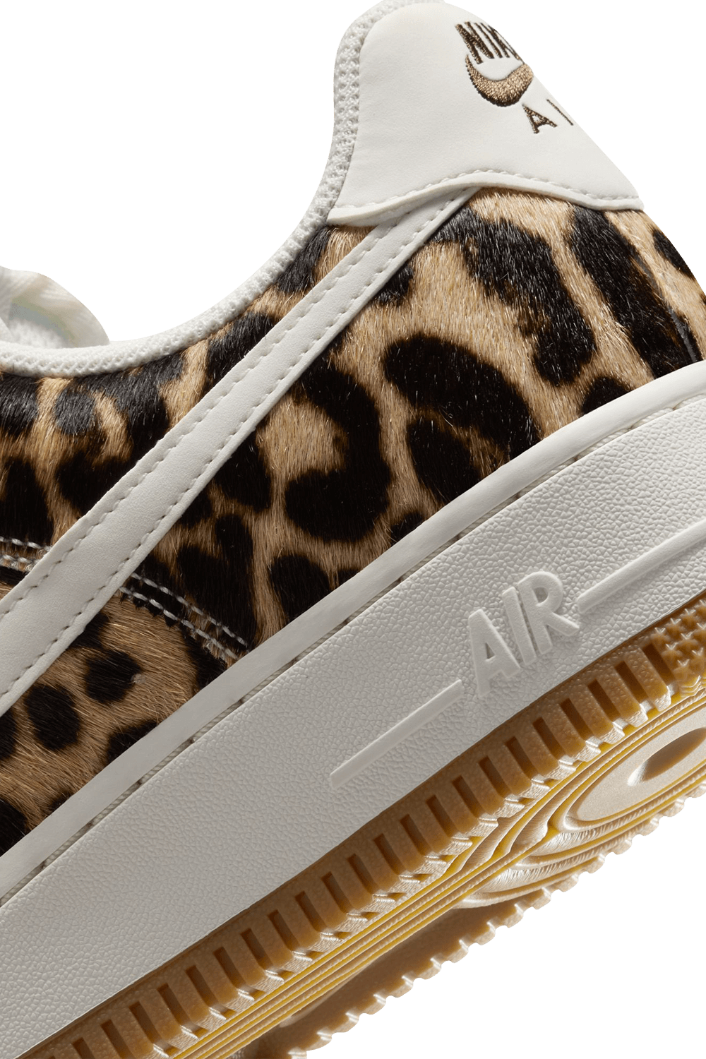 תמונת תקריב של נעלי סניקרס אייר פורס 1 07