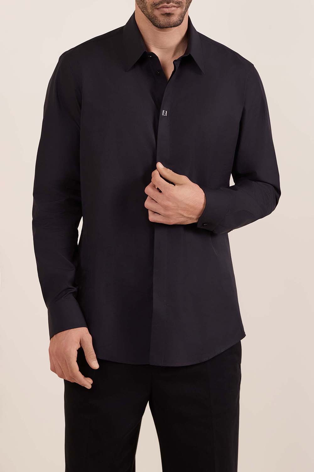 תמונת דוגמן קידמית של חולצת כפתורים