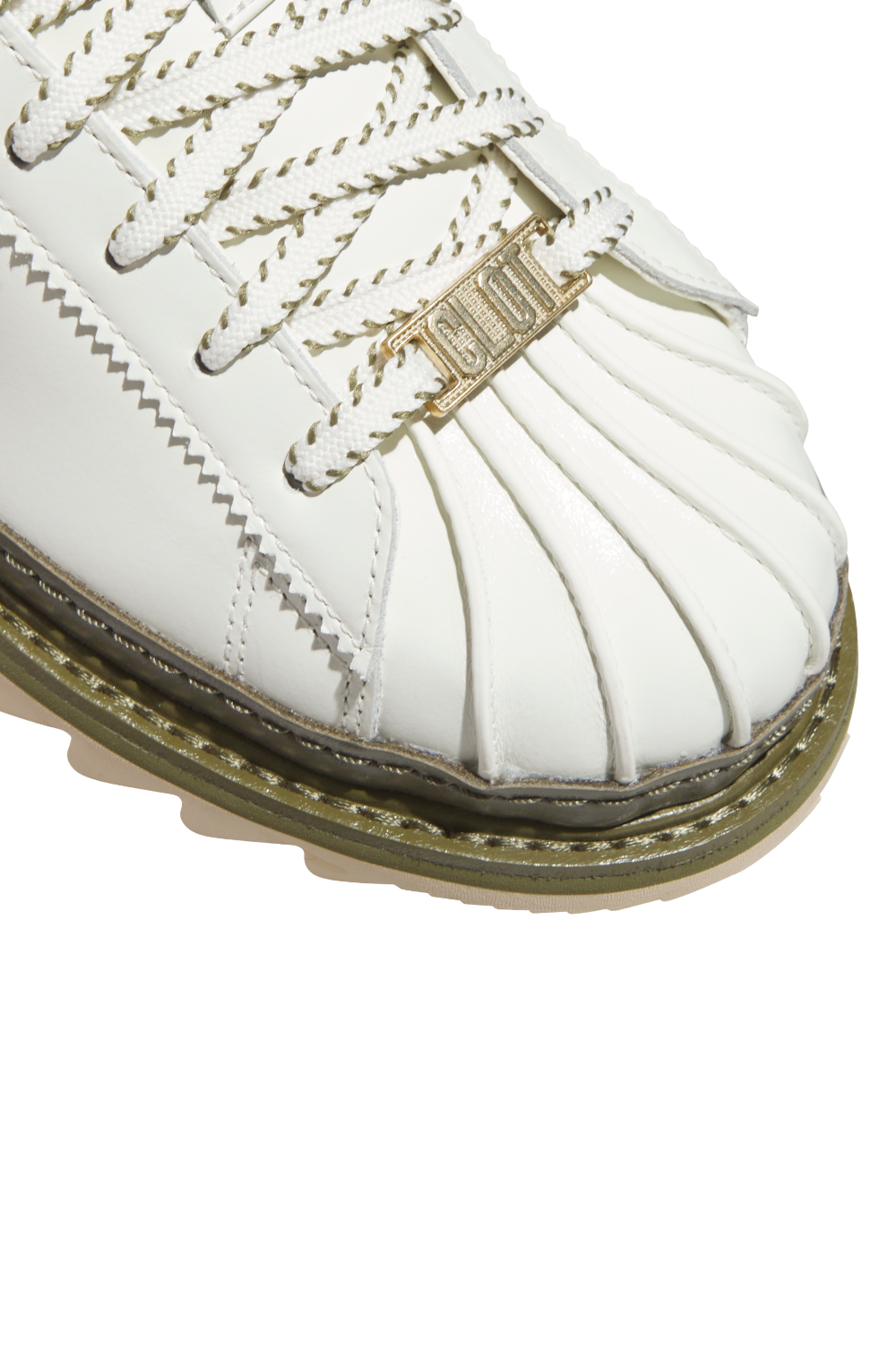 תמונת פנים של נעלי סניקרס