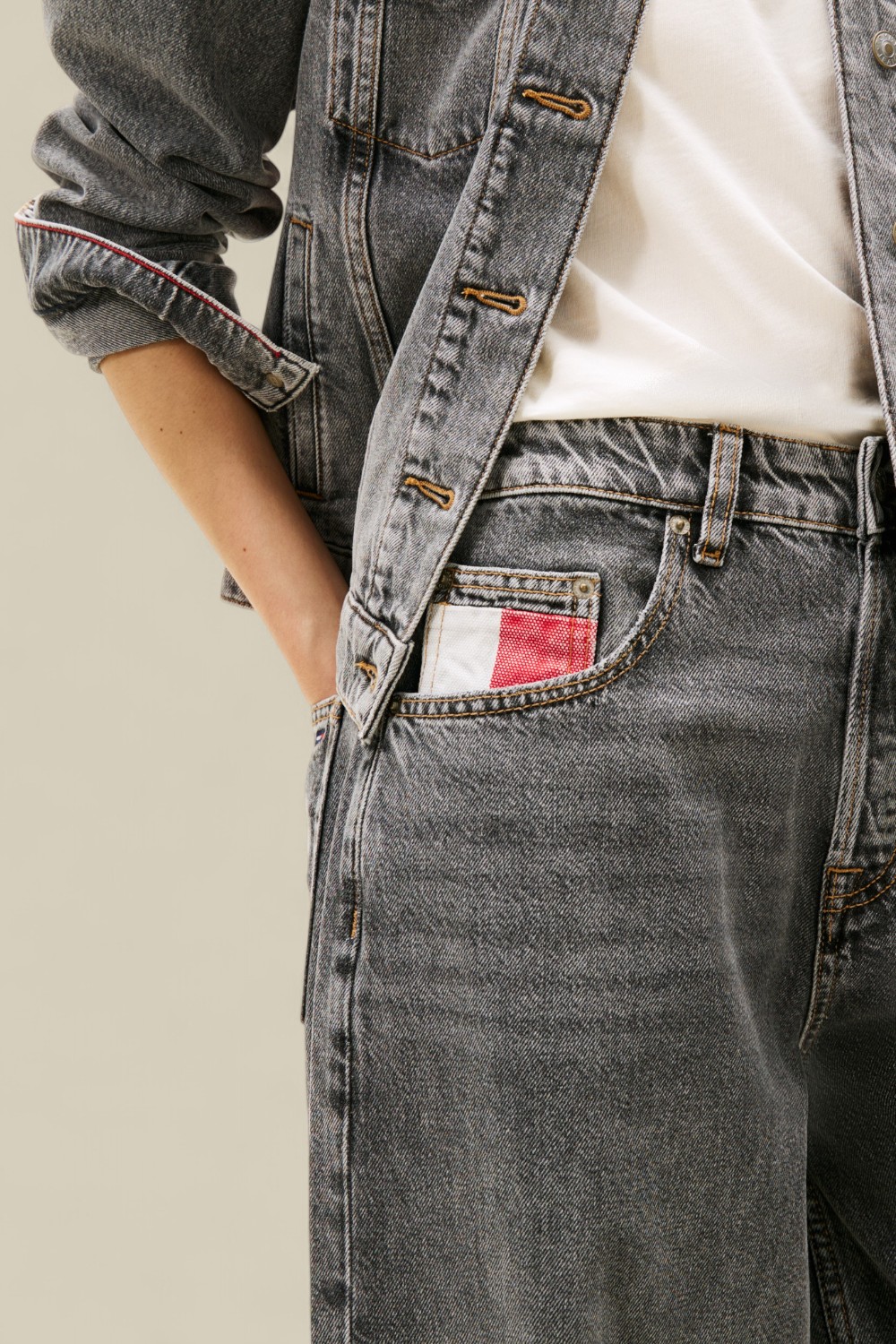 תמונת תקריב דוגמן של מכנסי ג'ינס בגזרה רחבה