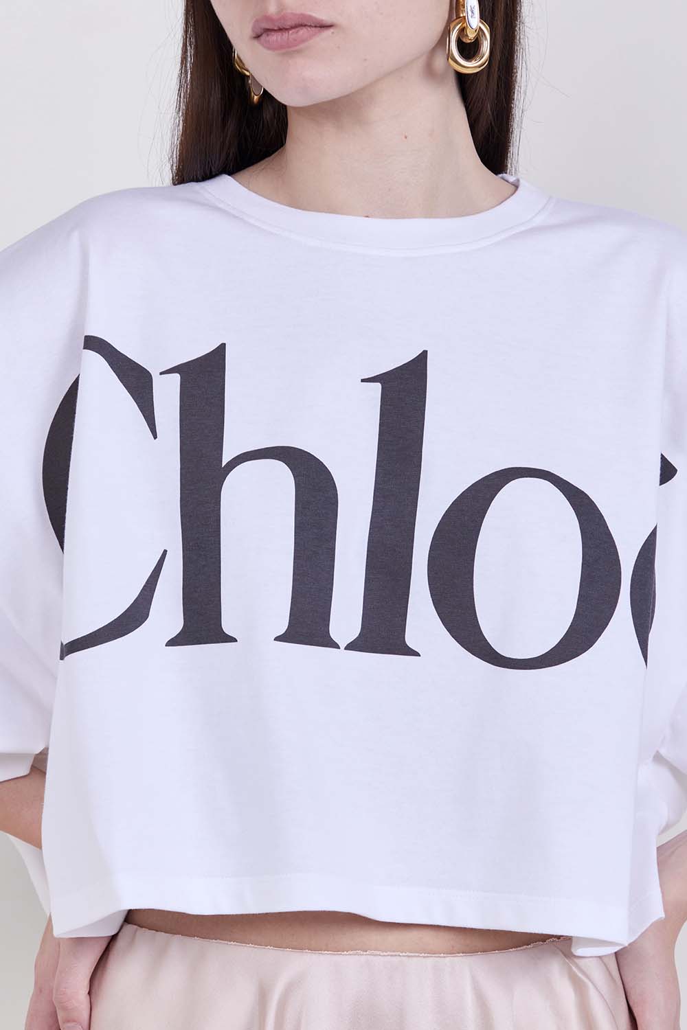 תמונת תקריב דוגמן של חולצת טי בגזרה מרובעת